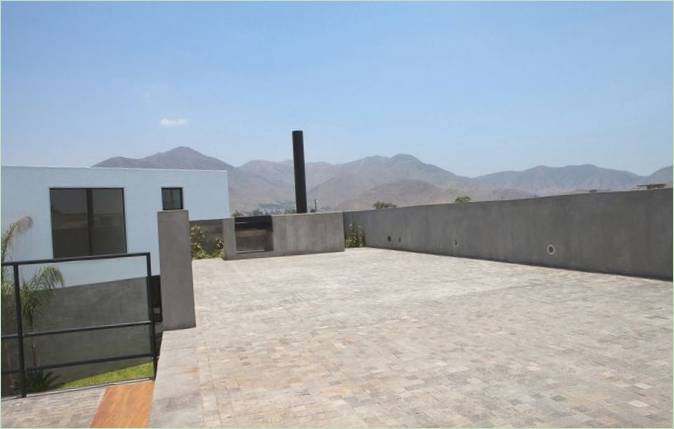 Terrazza sul tetto della casa circondata