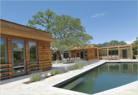 Design della casa su strada in legno