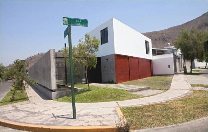 L'esterno della Casa circondata in Perù