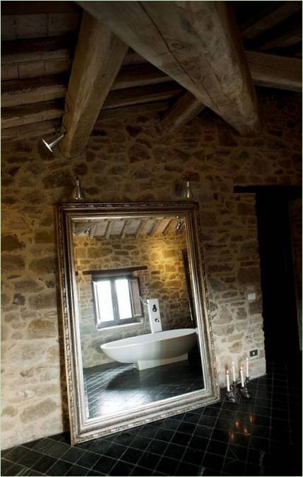 Un grande specchio nel bagno di Villa Casa Bramasole in Italia