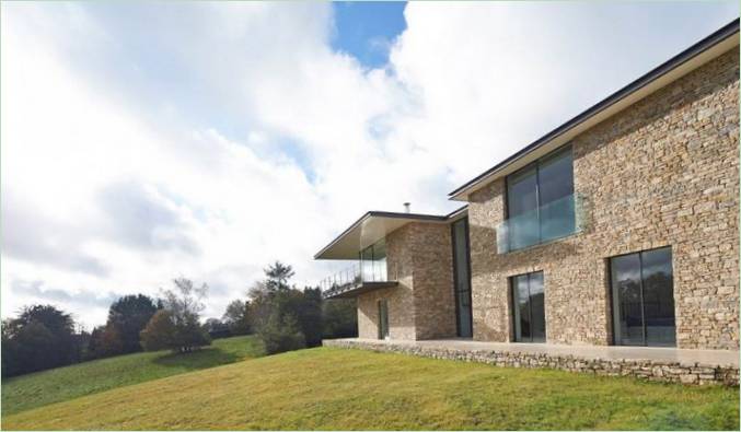 La facciata in finta pietra di una villa inglese