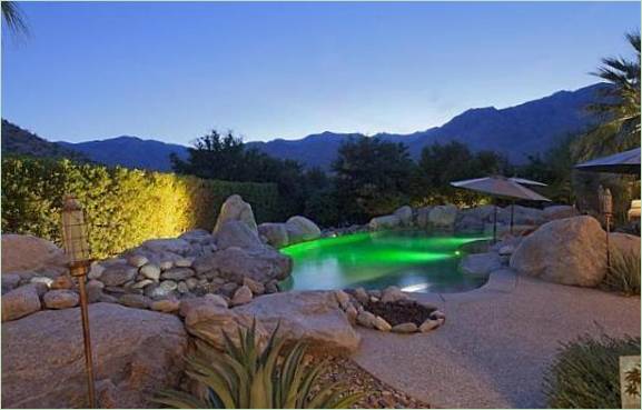 Una piscina insolita in una villa di Palm Springs