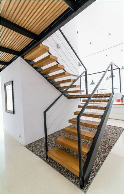 Scala con gradini in legno