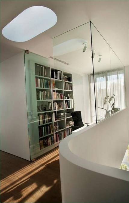 Studio con biblioteca