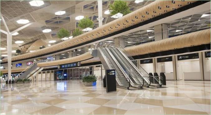 Lounge dell'aeroporto: un'ampia sala con una scala mobile