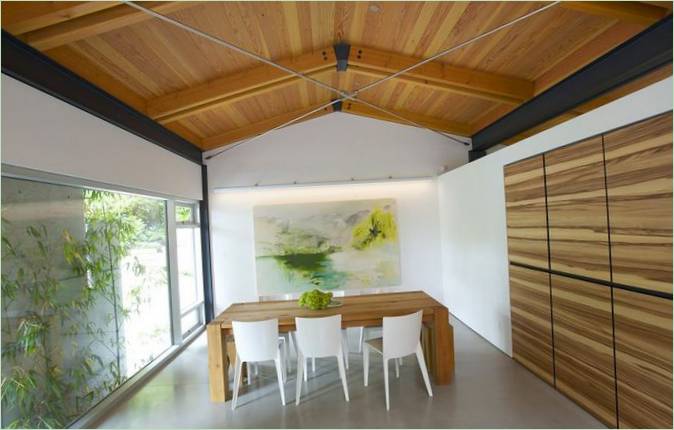 Cottage abbandonato circondato da una vegetazione lussureggiante a Vancouver
