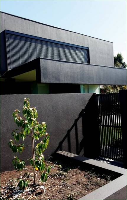 La facciata della casa in nero
