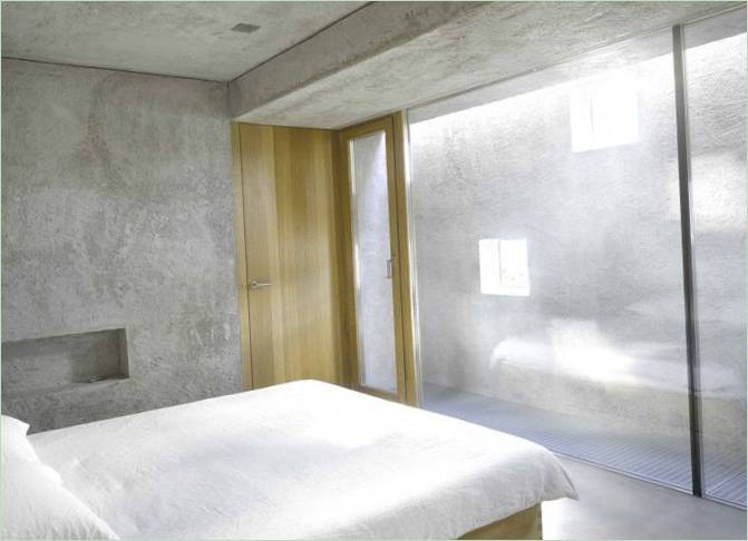 La camera da letto di una lussuosa casa di campagna in Svizzera