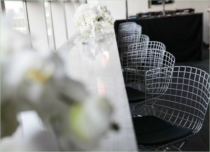 Lounge dell'aeroporto: eleganti sgabelli da bar