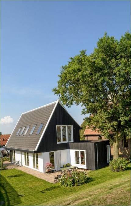 Un affascinante cottage in stile rustico del rinomato Korteknie Stuhlmacher Architecten