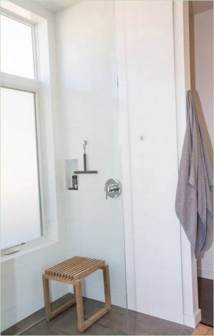 Interni del bagno in colori chiari