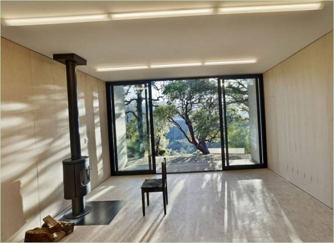 Un'area salotto con focolare in Moose Rd di Mork-Ulnes Architects