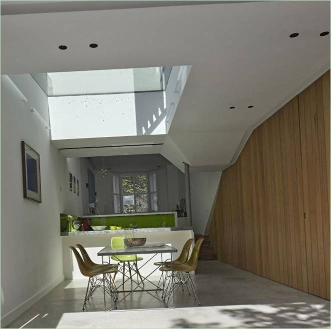 Un tetto di vetro sul tavolo da pranzo di Islington House, Londra