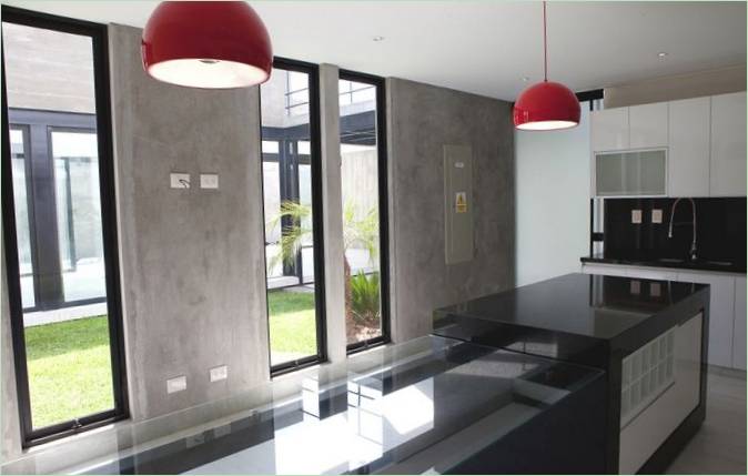 Interno di una cucina in una casa circondata