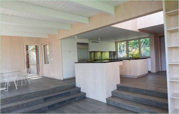 Interni accoglienti intarsiati in legno