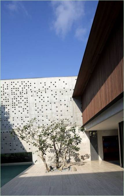 Interno della Courtyard House a tre piani di Formwerkz a Singapore