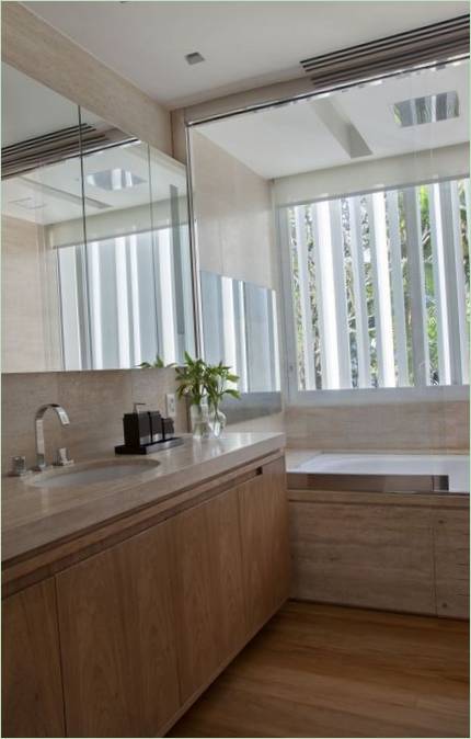 Il bagno di una casa di campagna in Brasile