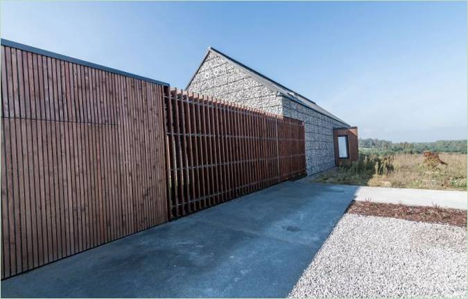 Traliccio di legno sulla facciata della Casa nel paesaggio