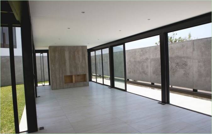 Interno della casa circondata
