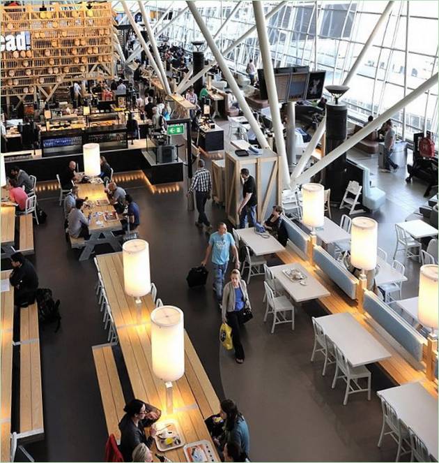 Lounge dell'aeroporto: un'ampia caffetteria con illuminazione di design