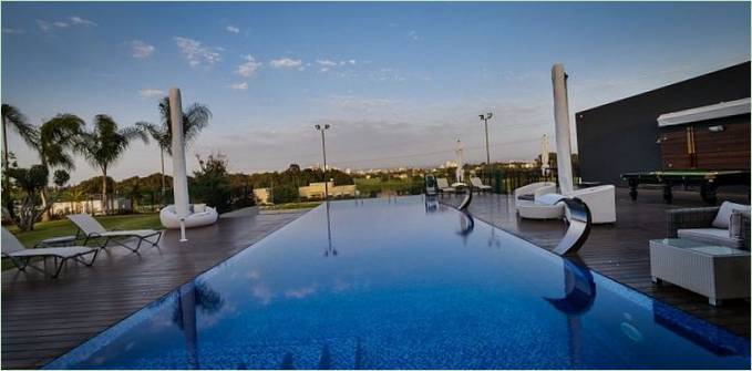 La piscina del cortile della Lifestyle Mansion