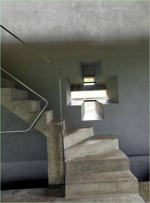 Scala in cemento grigio per il primo piano