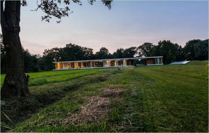 Villa Šterk è una villa isolata con interni moderni realizzata da Inbo nei Paesi Bassi