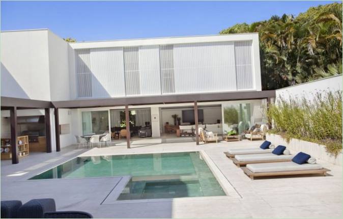 La terrazza a bordo piscina di una casa di campagna in Brasile