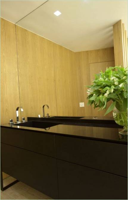 Il bagno di una casa di campagna in Brasile