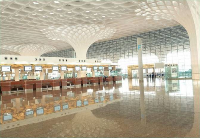 Lounge dell'aeroporto: celle su pilastri e soffitto