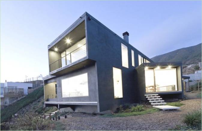 L'esterno di una casa costiera di LAND Arquitectos