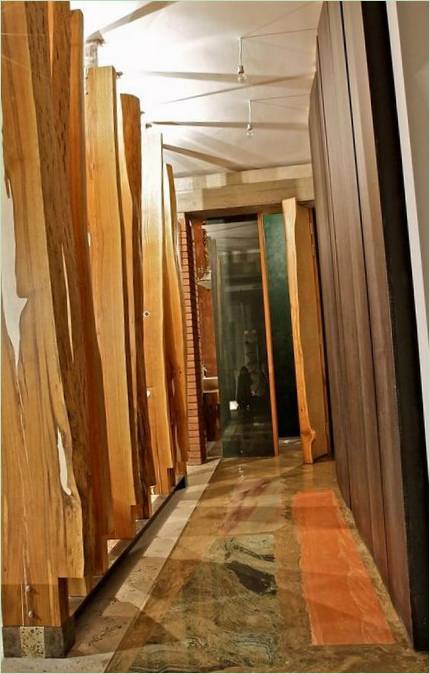Rivestimenti in legno alle pareti del corridoio