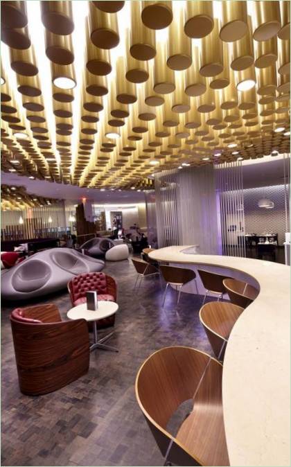 Lounge dell'aeroporto: decorazione del soffitto con cilindri d'oro