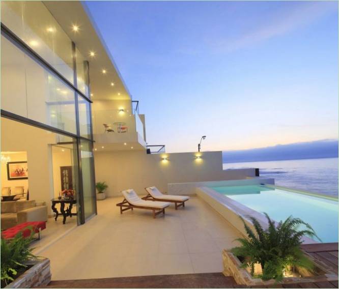 Armoniosa combinazione di colori della dimora Cristal House con una splendida piscina