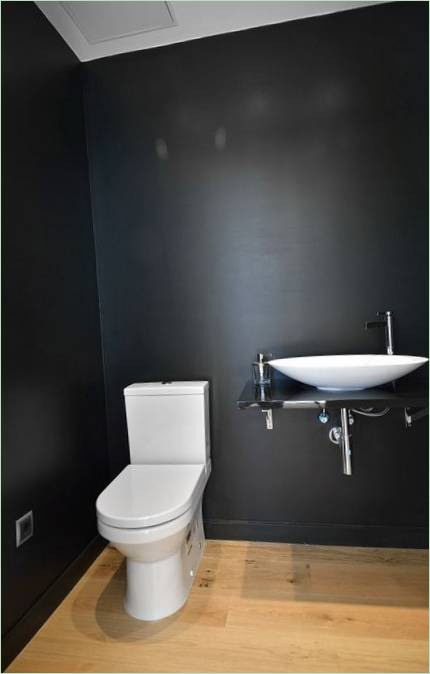 Pareti nere nell'interno del bagno