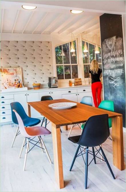 Sedie Eames multicolori in una sala da pranzo