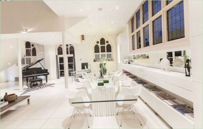 Zona pranzo negli appartamenti Church Conversion di Londra