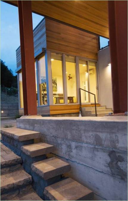 Gradini in pietra all'ingresso della casa