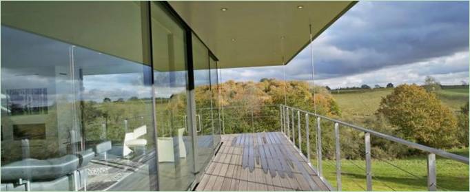 Loggia aperta al primo piano di una villa inglese