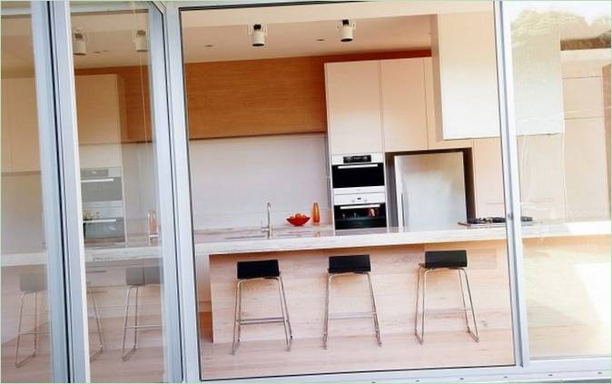 Cucina con sgabelli da bar in un residence
