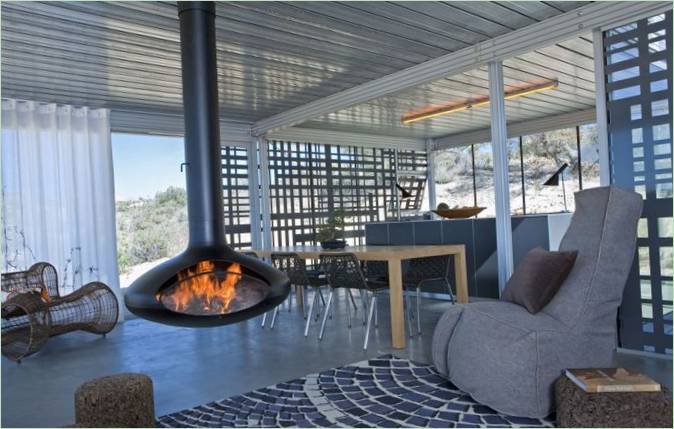 Caminetto sospeso nel soggiorno Casa off-grid