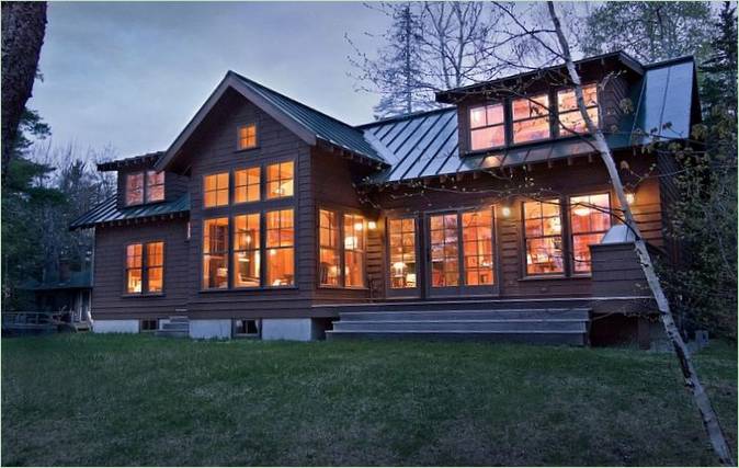 Progettare un accogliente lodge del Maine Lake Retreat in Canada