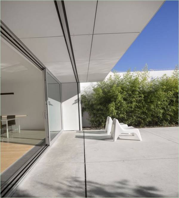 Interno di un cottage moderno dal design minimalista nei toni del bianco di Humberto Conde Studio, quartiere di Parede, Cascais, Portogallo