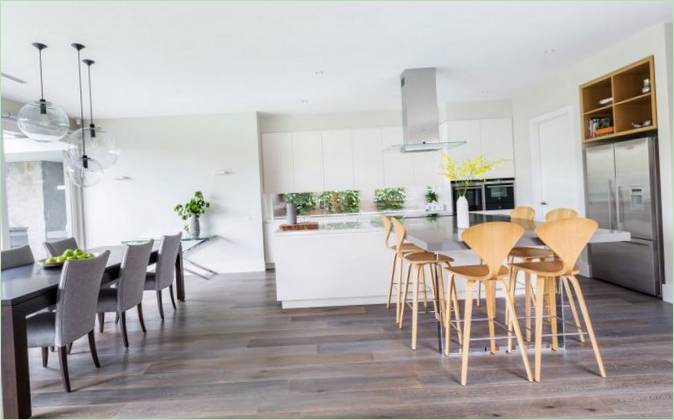 Cucina e sala da pranzo a Malvern East di Canny Architecture