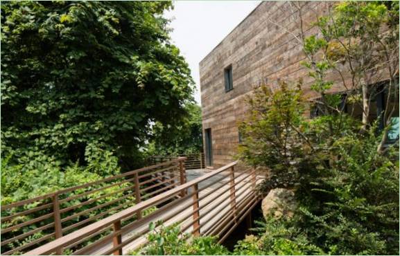 Un ponte di legno conduce alla casa