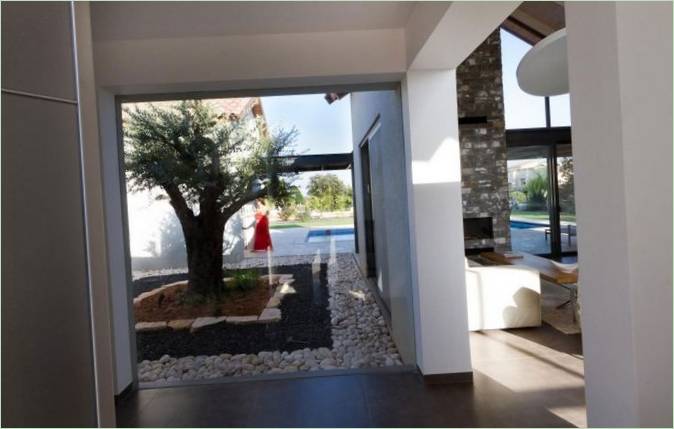 Un piccolo giardino in una residenza privata