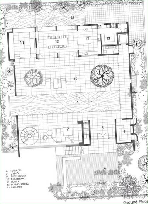 Interno della Courtyard House a tre piani di Formwerkz a Singapore