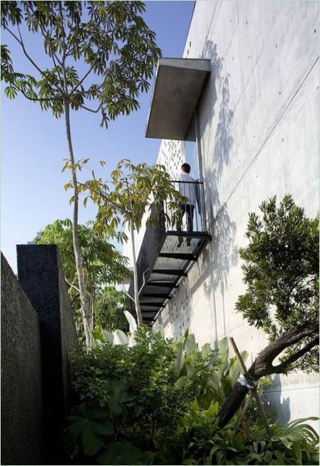 Design degli interni della Courtyard House a tre piani di Formwerkz a Singapore