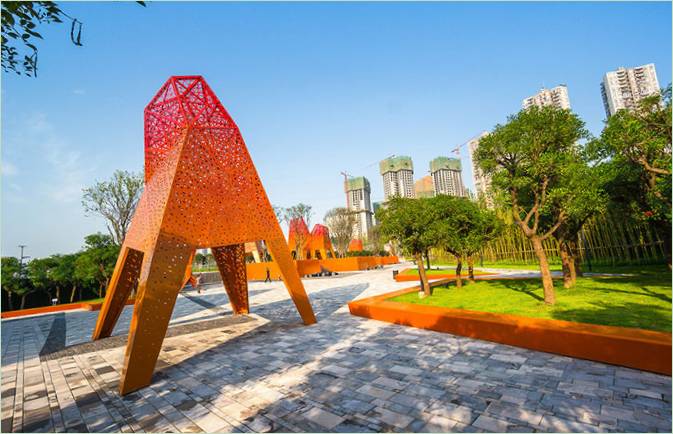 Sculture metalliche moderne nel parco