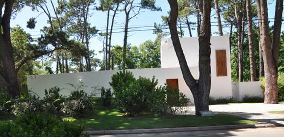 Residenza Casa La Hilaria in Uruguay, circondata da fiori e alberi